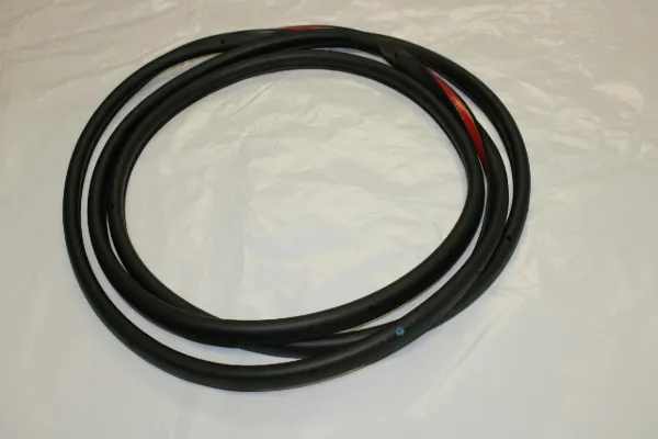 Уплотнитель двери передней правой (на двери) 8V4837912C VAG