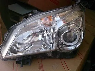 Левая фара 8118560E60 Toyota