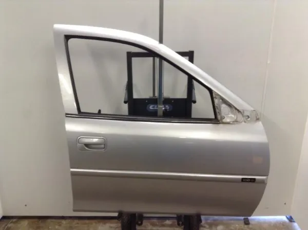 Дверь передняя правая 90508226 General Motors
