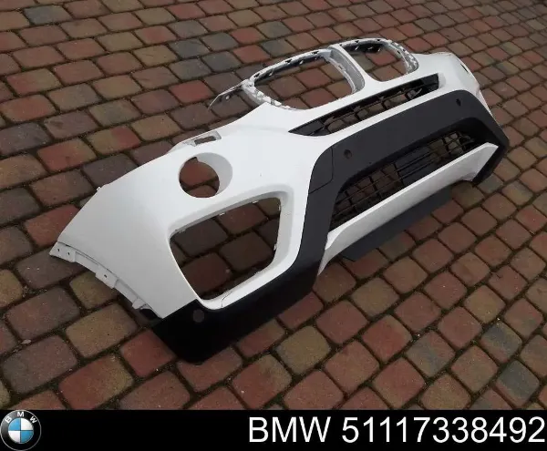 Решетка бампера переднего верхняя 51117338492 BMW