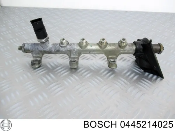 Распределитель топлива (рампа) 0445214025 Bosch