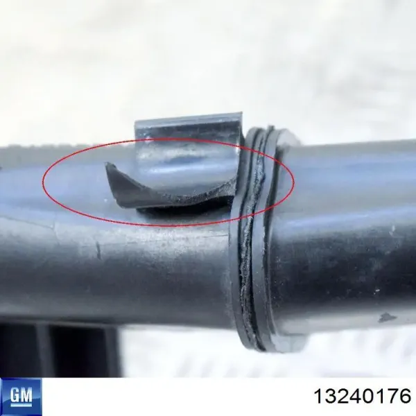 Патрубок интеркулера 13240176 General Motors