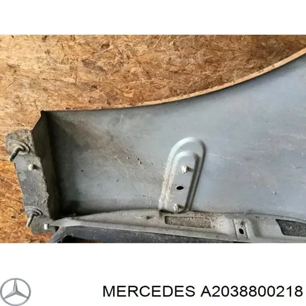 Крыло переднее правое A2038800218 Mercedes