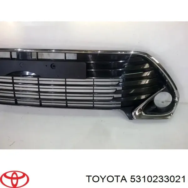Решетка радиатора Toyota Camry VII