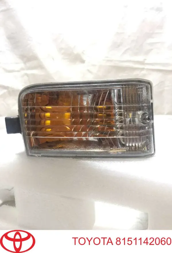 Поворотник правый на Toyota RAV4 II XA2