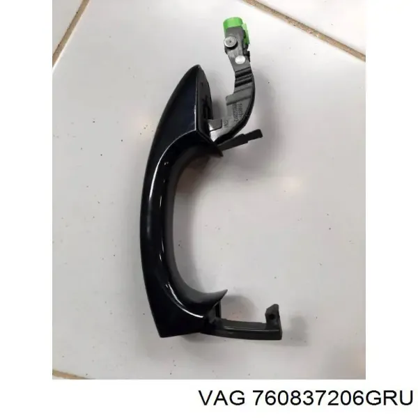 Ручка двери правой наружная передняя/задняя 760837206GRU VAG