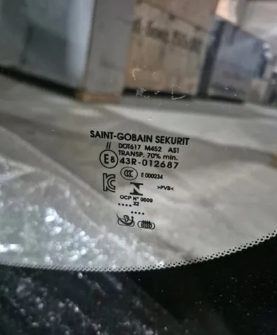 Лобовое стекло LR114573 Land Rover