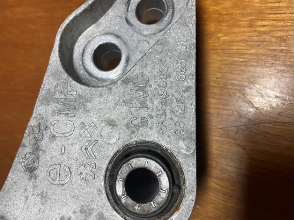 Кронштейн подушки (опоры) двигателя задней 9826468580 Peugeot/Citroen