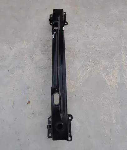 Усилитель заднего бампера LR137462 Land Rover