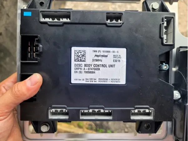 Модуль управления (ЭБУ) бортовой сетью 101090600G Tesla