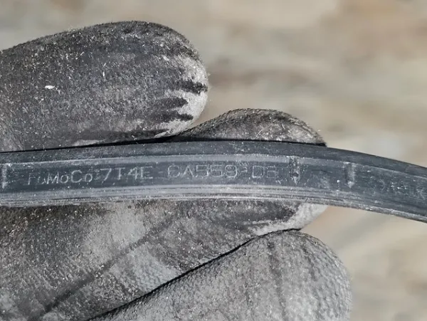 7T4Z6584A Ford Прокладка клапанной крышки двигателя левая