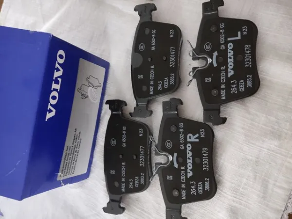 Задние тормозные колодки 32379535 Volvo