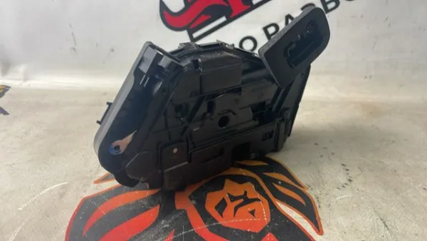  Замок передней правой двери Volkswagen Jetta 7