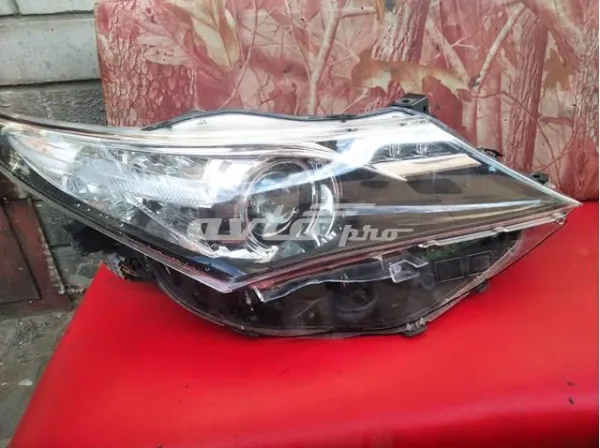 Правая фара 8111002E20 Toyota
