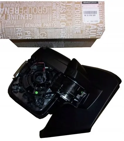 Левое боковое зеркало 963025832R Renault (RVI)