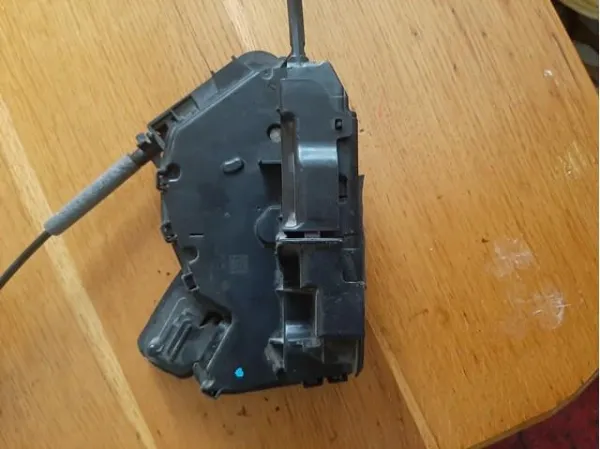 Внутренний дверной замок на Volkswagen Jetta VII BU3, BU4