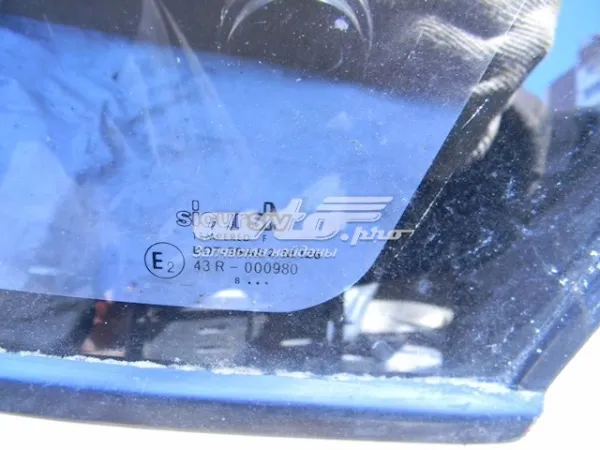 Стекло кузова (багажного отсека) правое 90270750 Opel