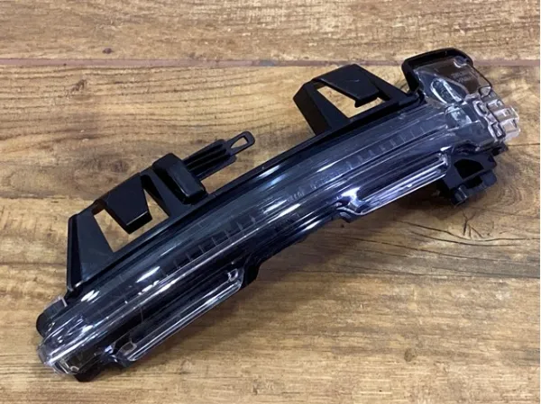 Указатель поворота зеркала правый 32244601 Volvo