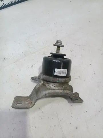Правая подушка двигателя LR024729 Land Rover