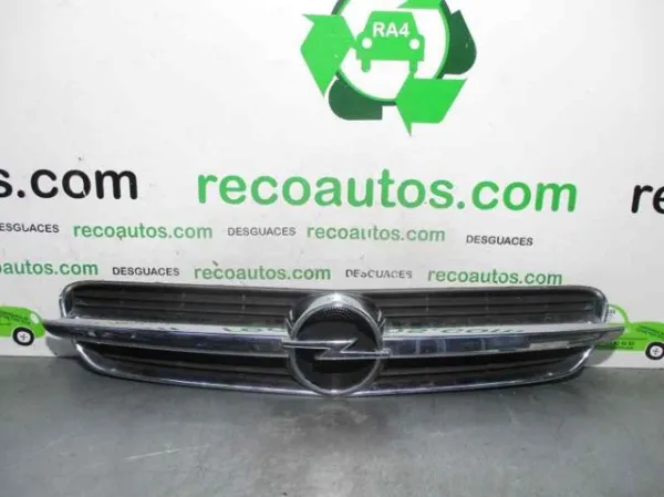 Решетка радиатора 13106812 Opel