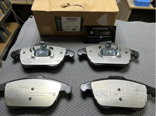 Передние тормозные колодки LR134693 Land Rover