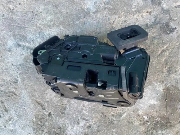 Внутренний дверной замок на Volkswagen Jetta VII BU3, BU4