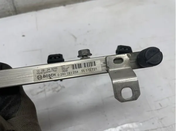 Распределитель топлива (рампа) 55572731 Opel