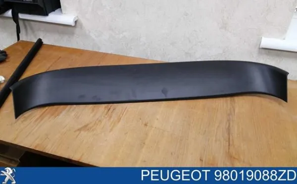 Обшивка (облицовка) крышки багажника (двери 3/5-й задней) 98019088ZD Peugeot/Citroen