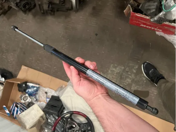 Амортизатор багажника 689500W510 Toyota