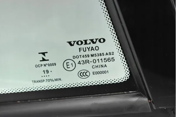 Стекло-форточка двери задней правой 32368708 Volvo