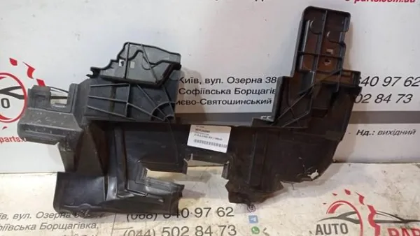 Правый дефлектор радиатора 9831342980 Peugeot/Citroen