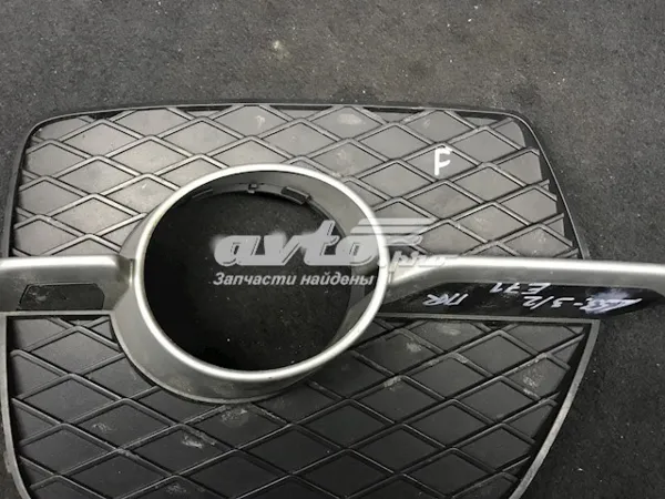 Заглушка (решетка) противотуманных фар бампера переднего правая 51117312606 BMW