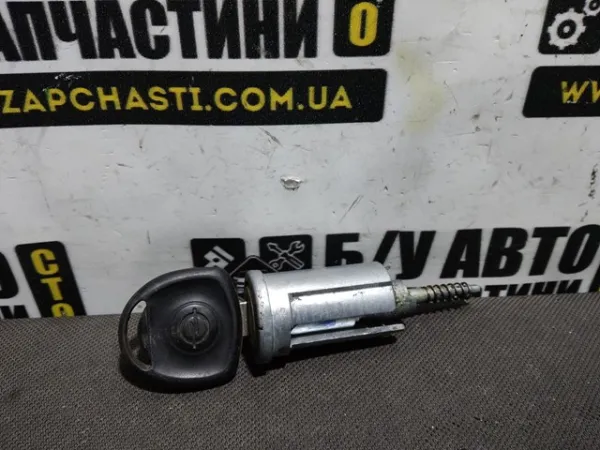 Замок водительской двери 13107754 Opel
