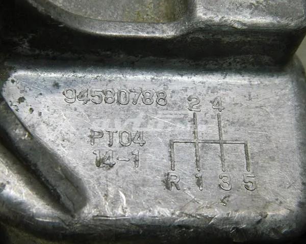 Крышка коробки передач задняя 94580788 General Motors