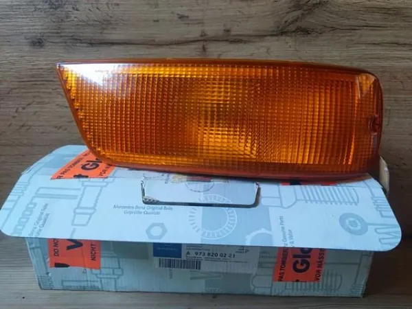 Поворотник правый A9738200221 Mercedes
