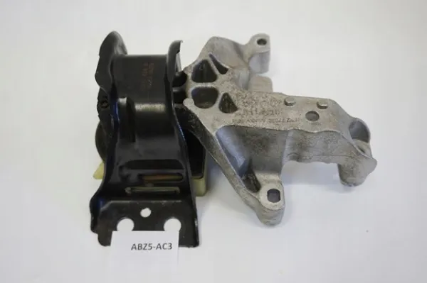 Кронштейн подушки (опоры) двигателя правой 112100911R Renault (RVI)