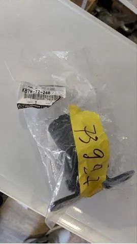 Петля двери задней правой KB7W72240 Mazda