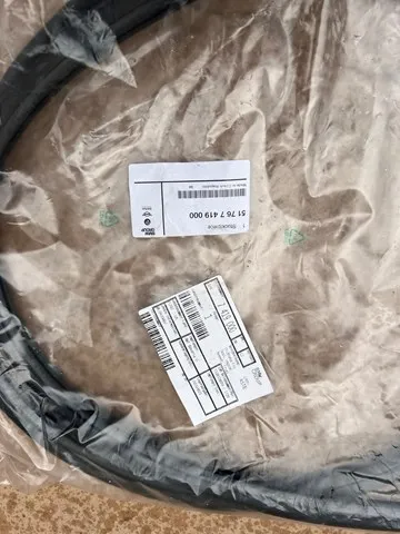 Уплотнитель капота 51767419000 BMW