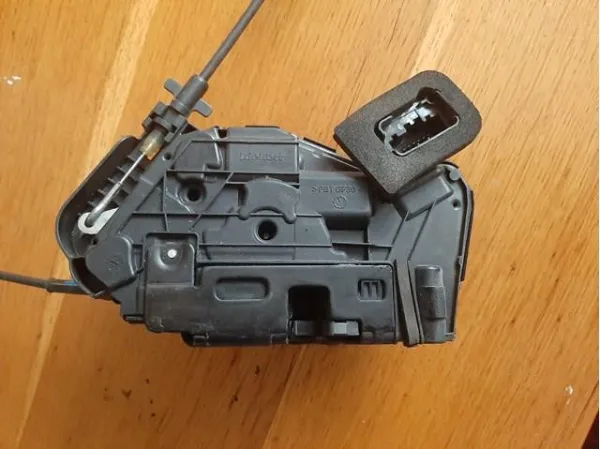 Замок передней пассажирской двери Фольксваген Джетта VII