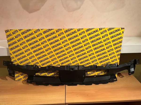 Кронштейн решетки радиатора KBB350718A Mazda