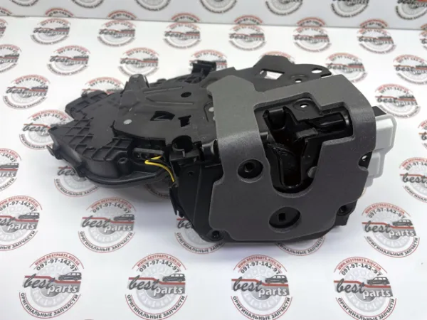 Замок передней правой двери LR078708 Land Rover