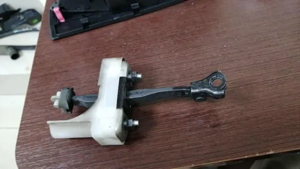 Ограничитель открывания двери задний левый 6864048031 Toyota