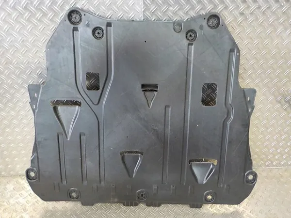 Защита двигателя 32241049 Volvo
