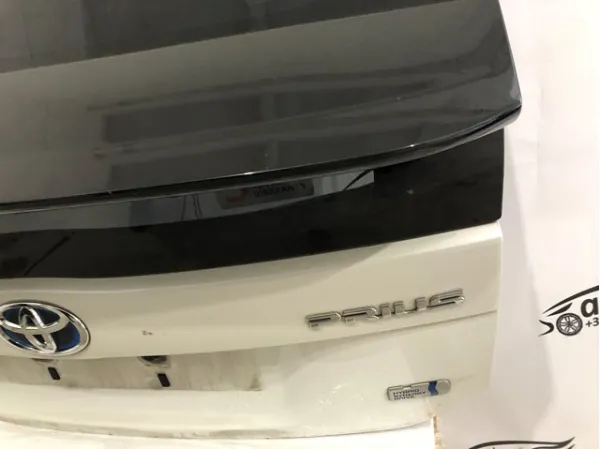 Задняя дверь на Toyota Prius  ZVW30