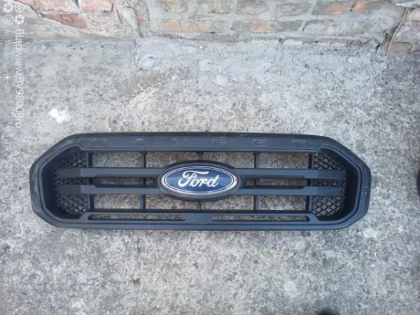 Решетка радиатора 2321452 Ford