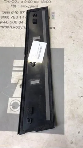 Накладка двери передней правой вертикальная KB7W50M10B Mazda