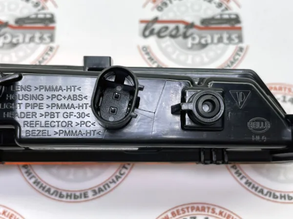 Повторитель поворота на крыле левый 9J1945061H Porsche