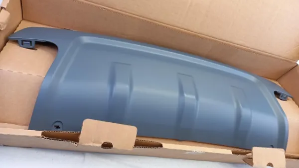 Накладка бампера заднего центральная LR105079 Land Rover