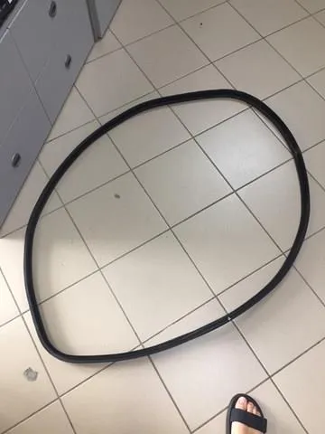 Уплотнитель двери передней левой (на двери) BMW 51767385025