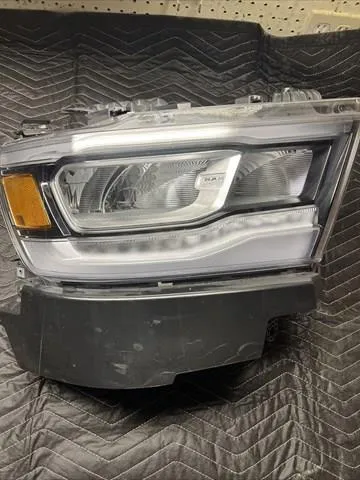 Правая фара 68316082AH Chrysler
